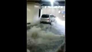 Detikdetik Tsunami Plasa UOB Jakarta Banjir 2013 [upl. by Ynabla891]