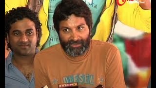 Gabbar Singh Theatre Coverage  Devi Sri  Trivikram  Dil Raju [upl. by Neuberger]