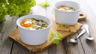 Recette  Oeufs cocotte aux champignons et aux lardons [upl. by Mosira]