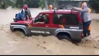 Private car helps rescue trapped residents in a flood [upl. by Jesher]