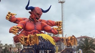 Carnevale di Viareggio 2016 prima sfilata dei carri [upl. by Nraa374]