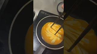 Neat scrambled egg technique yummy 😋 foodlovers foodie scrambledeggrecipe [upl. by Adivad483]