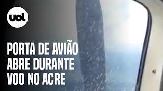 Porta de avião se abre durante voo no Acre e passageiros a seguram para mantêla fechada [upl. by Venator]