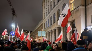 Protest w obronie TVP w Warszawie Tłum skandował quotTusk to zdrajcaquot [upl. by Takeo]