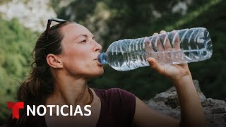 Planeta Tierra Botellas plásticas traen malas consecuencias para el ser humano  Noticias Telemundo [upl. by Leboff868]