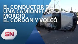 EL CONDUCTOR DE UNA CAMIONETA MORDIÓ EL CORDÓN Y VOLCÓ [upl. by Naashom474]