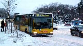 Im Schnee festgefahrener Schlenkerbus in Berlin Neukölln [upl. by Asset]