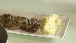 SCALOPPINE AI FUNGHI  Video ricetta  Grigio Chef [upl. by Eelrebma]