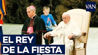 Un niño argentino con autismo juega con el Papa Francisco [upl. by Eciuqram771]