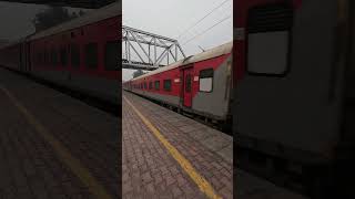 22433 Suhaildev SF Express Ghazipur To Anand Vihar Terminal railfans trainlover railways rail [upl. by Nerwal706]