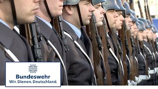 Großer Zapfenstreich – Einsatz für die Soldaten des Wachbataillons der Bundeswehr [upl. by Leunammi]