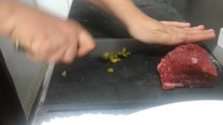 Faire un tartare de boeuf  Préparer un steak tartare [upl. by Annoled942]