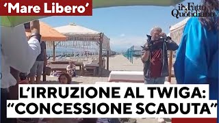 Fanno irruzione al Twiga e montano gli ombrelloni “Concessione scaduta la spiaggia è libera” [upl. by Mailand]