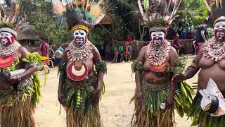 Traditioneller Tanz Dorf bei Mount Hagen PapuaNeuguinea [upl. by Smaoht163]