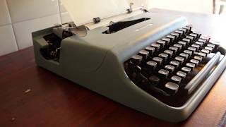 Olivetti lettera 22 vs Olivetti lettera 32 [upl. by Uhsoj231]