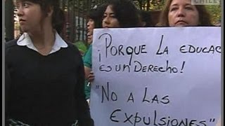 Alumnas expulsadas del Carmela Carvajal se encadenan en primer día de clases [upl. by Haon880]