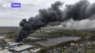 Dronebeelden tonen immense rookpluim boven Temse [upl. by Busby427]