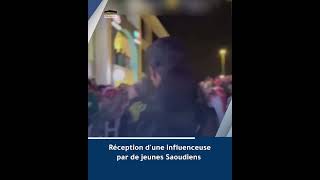 Réception dune influenceuse par de jeunes Saoudiens [upl. by Reniti151]