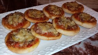 ميني بيتزا بلكأس بلطريقة الصحيحة و مكونات بسيطة و اقتصادية  Mini pizzas lekker en makkelijk [upl. by Sirak281]