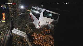 Linienbus bei Seewalchen am Attersee von Atterseestraße abgekommen und auf Seegrundstück gestürzt [upl. by Leonhard393]