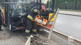 Barierka wbiła się w autobus Śmiertelne zagrożenie dla paserów [upl. by Elohc]