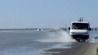 Passage du Gois  Vendée la mer recouvre la route Road in France disappears underwater twice a day [upl. by Olen]