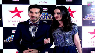 Sanaya Irani and Mohit Sehgal  Red carpet  Star Parivaar Awards 2017 [upl. by Nnahgaem552]