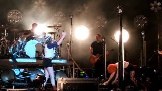 Beale Street Music Festival 2015 Paramore Fan sings on stage quotMisery Businessquot [upl. by Eirol47]