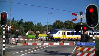 Spoorwegovergang Bilthoven  Dutch railroad crossing [upl. by Yenettirb]