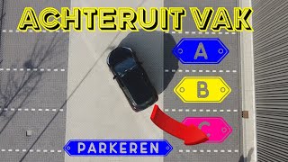 ACHTERUIT INPARKEREN IN EEN VAK [upl. by Airbma]