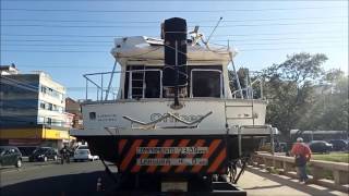 EPTC aborda carreta transportando barco em Porto Alegre [upl. by Hajan]