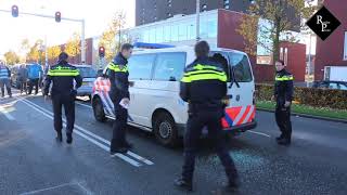 Man slaat ramen van politiebus in en ontsnapt uit kooi [upl. by Drucilla]