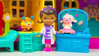 Doc McStuffins Toys Docs Deluxe Clinic amp Pet Vet Playset Lambie Squibbles Toy Kinder Playtime [upl. by Ninazan]