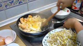 Receta de Pad Thai [upl. by Ahsiuqal]