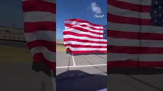 Seguidor de Trump fue a votar con una bandera gigante de Estados Unidos [upl. by Oderfla]