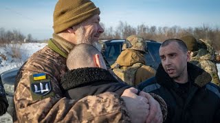 Ucrania y Rusia intercambian prisioneros de guerra en un clima de alta tensión [upl. by Wallie136]