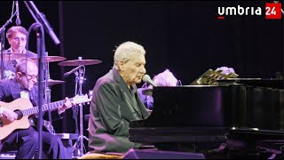 Umbria jazz 2023 Paolo Conte apre il concerto allArena con «Aguaplano» [upl. by Nomis]