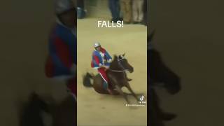 Cavallo SCOSSO VINCE il Palio di SIENA [upl. by Olympias]