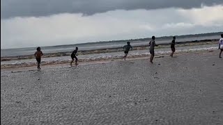 pengujung lagi asik main dipantai tibatiba ombak Bono dang lasung berlalari [upl. by Ishmul889]