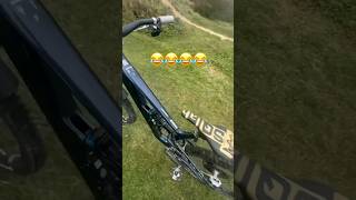 WTF UN DROPPER QUE SALTA 😂😂 mtb enduromtb downhill [upl. by Westbrooke]