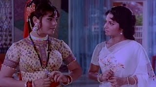 Waheeda Rehman amp Mumtaz fight over Dilip Kumar  Ram Aur Shyam [upl. by Yntruoc845]