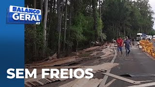 Acidente PR466 carreta sem freios derruba carga em frente ao posto da polícia rodoviária [upl. by Yereffej]