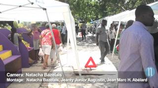 Marché local sur la place St Pierre [upl. by Daub405]