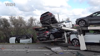 14042021  VN24  Transporter mit neuen BMW Autos kracht auf A44 in Stauende [upl. by Binni]