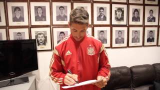 Ramos firma un autógrafo para Cruzcampo [upl. by Zined]