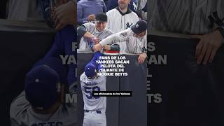 Fans de los Yankees sacan pelota del guante de Mookie Betts [upl. by Nodnorb]