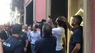 Cengiz Under al Roma Store di Via del Corso per presentare la terza maglia Presenti 100 tifosi [upl. by Nuahsel155]