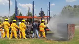 Primeros ejercicios sobre el uso de la manguera contra incendios [upl. by Ludovico]