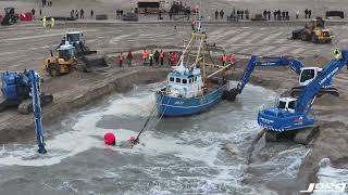 Garnalenkotter IJM22 Zandvoort eindelijk vlotgetrokken [upl. by Oballa]