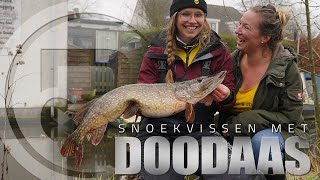 Snoekvissen met DOODAAS  Nathalie van den Berg  Sanne Wolffenbuttel  Raven Hengelsport [upl. by Jed]